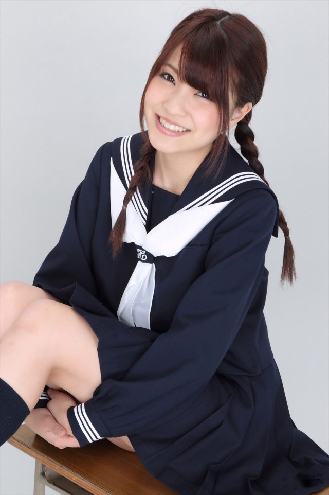 岸明日香 冬服セーラー服のコスプレ画像
