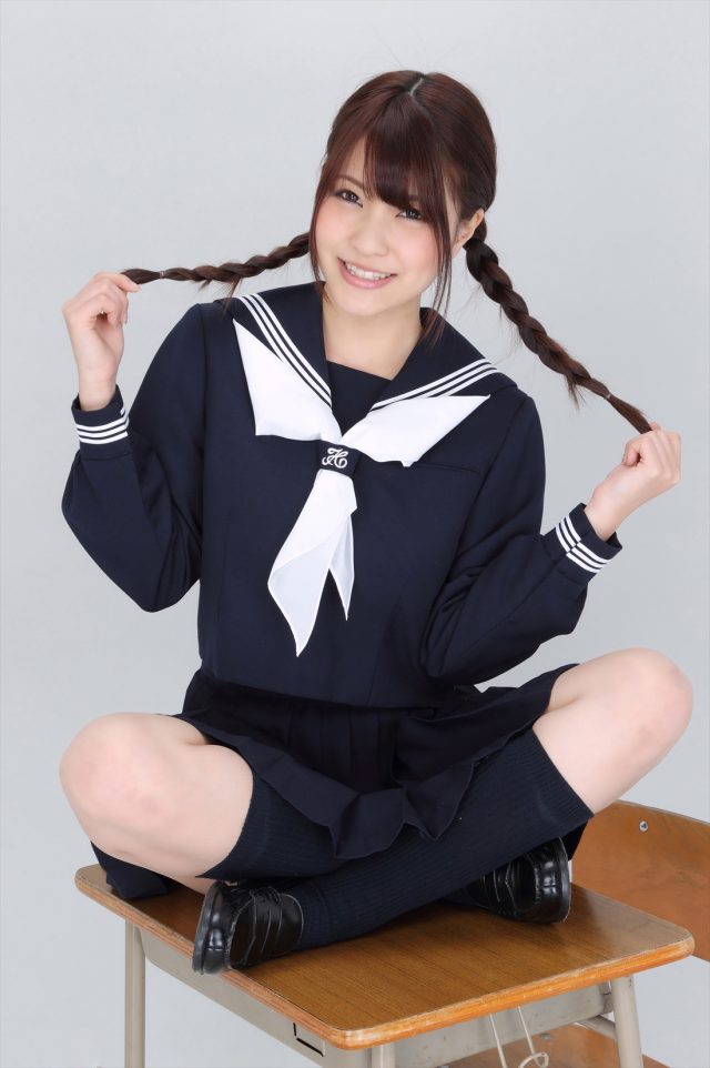 岸明日香 冬服セーラー服のコスプレ画像