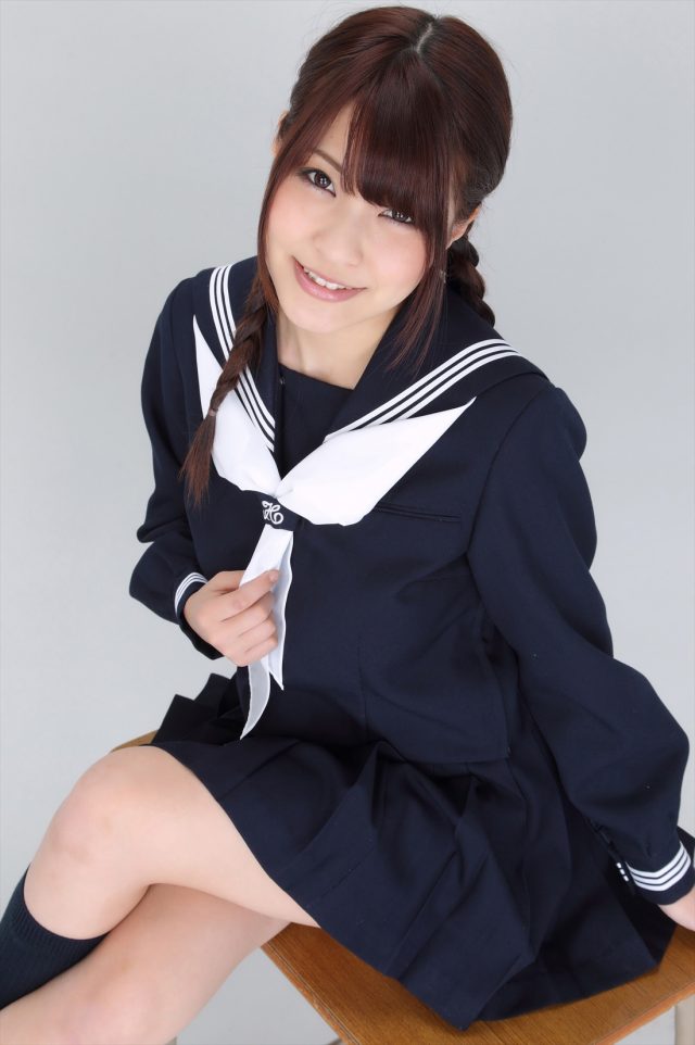 岸明日香 冬服セーラー服のコスプレ画像