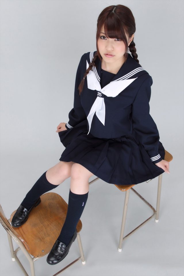 岸明日香 冬服セーラー服のコスプレ画像