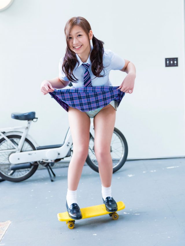 佐山彩香 女子高生の制服コスプレ画像