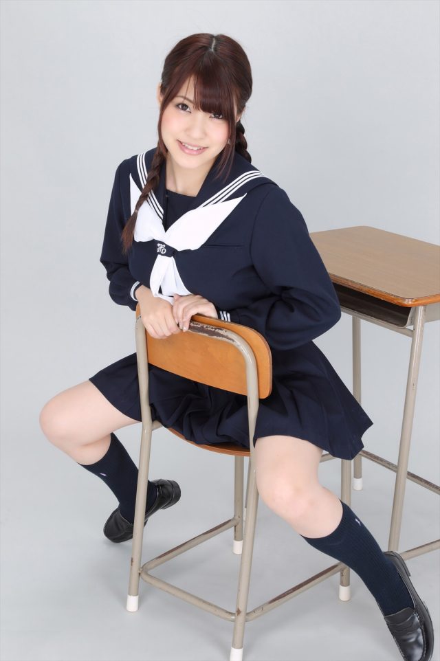 岸明日香 冬服セーラー服のコスプレ画像
