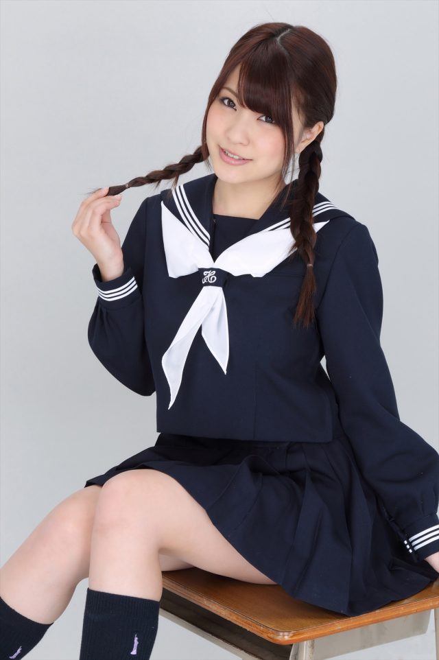 岸明日香 冬服セーラー服のコスプレ画像