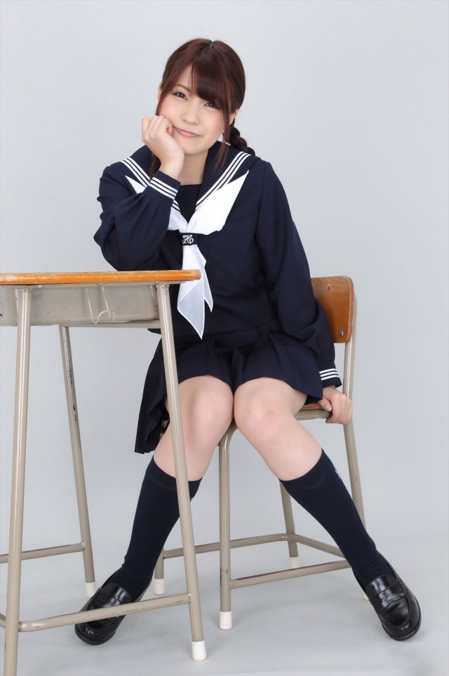岸明日香 冬服セーラー服のコスプレ画像