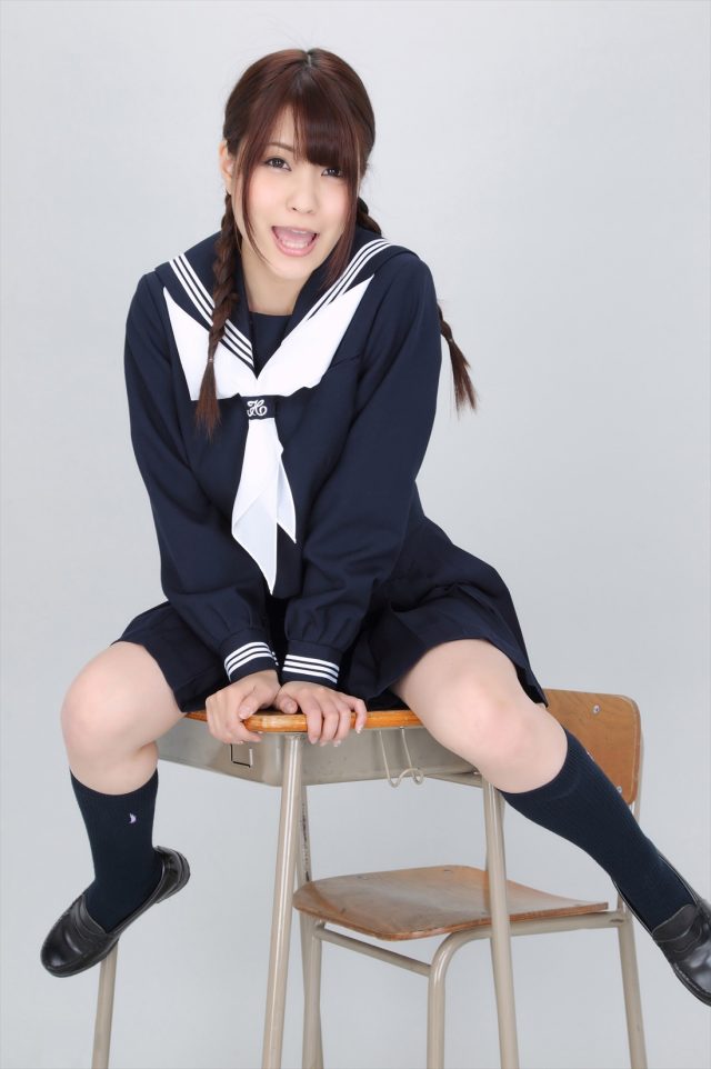 岸明日香 冬服セーラー服のコスプレ画像