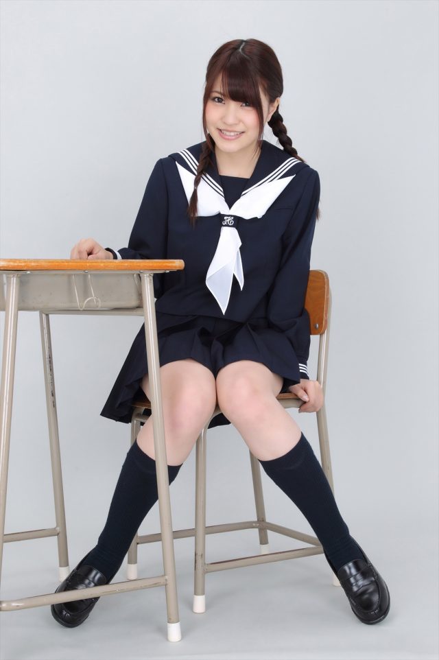 岸明日香 冬服セーラー服のコスプレ画像
