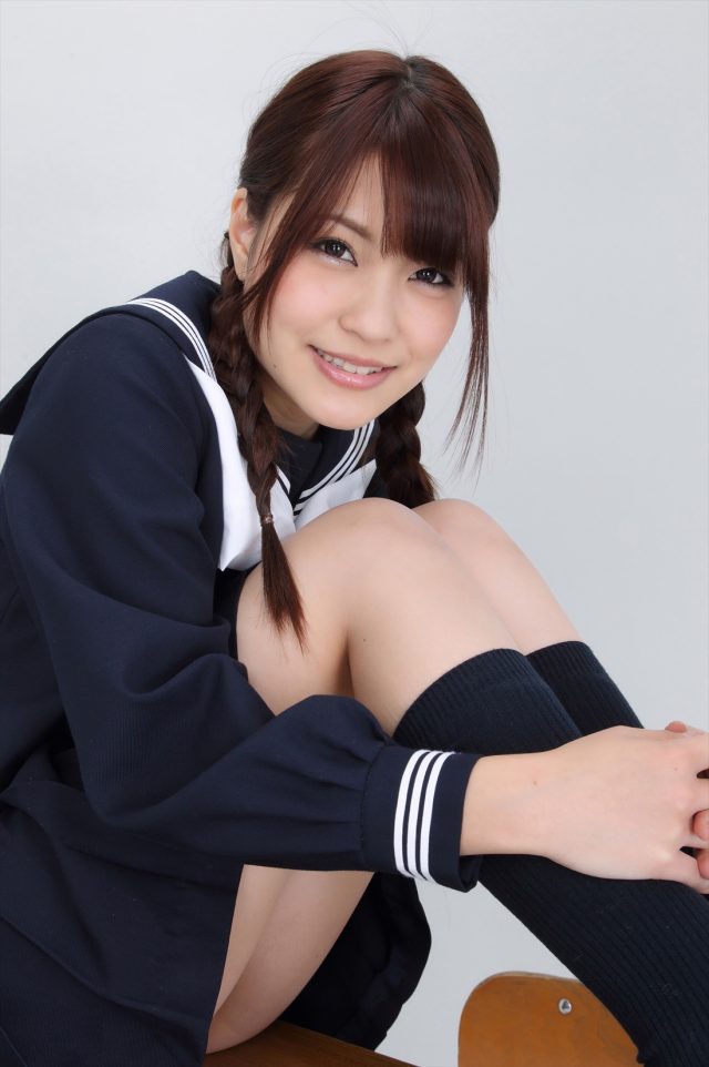 岸明日香 冬服セーラー服のコスプレ画像