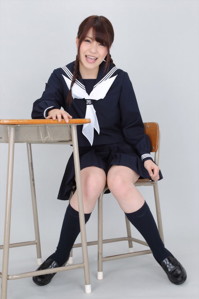 岸明日香 冬服セーラー服のコスプレ画像