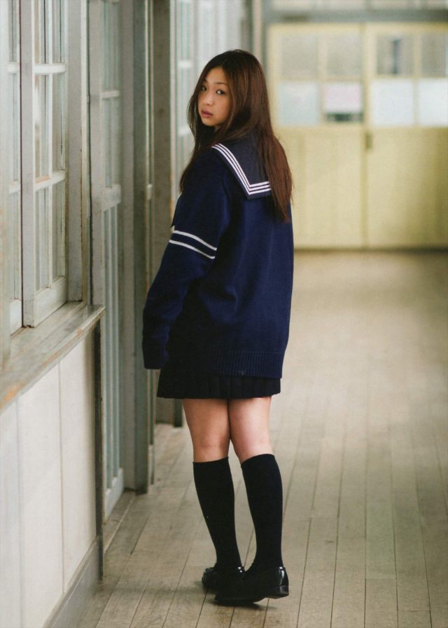 佐山彩香 女子高生の制服コスプレ画像