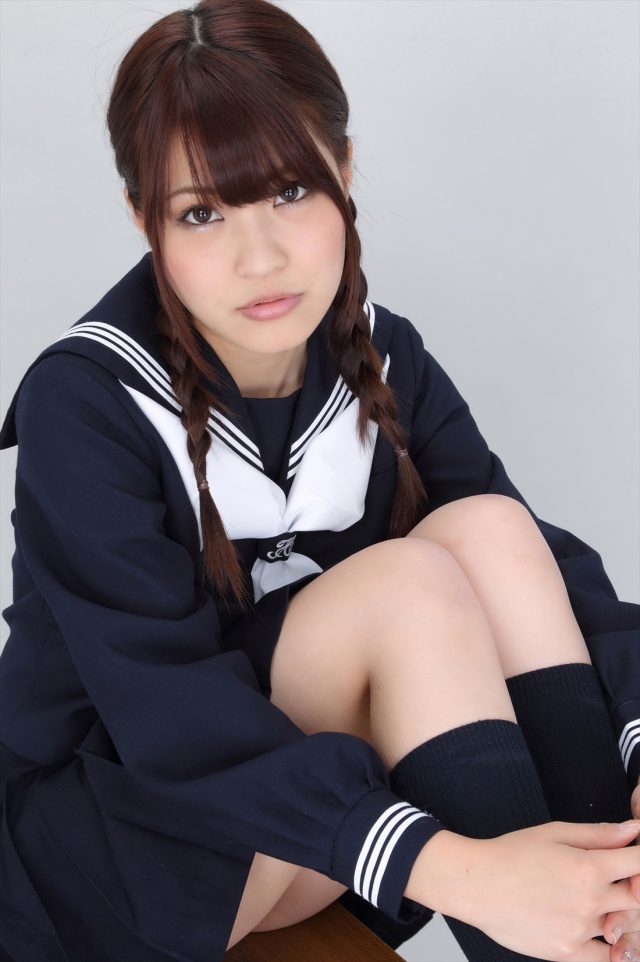 岸明日香 冬服セーラー服のコスプレ画像