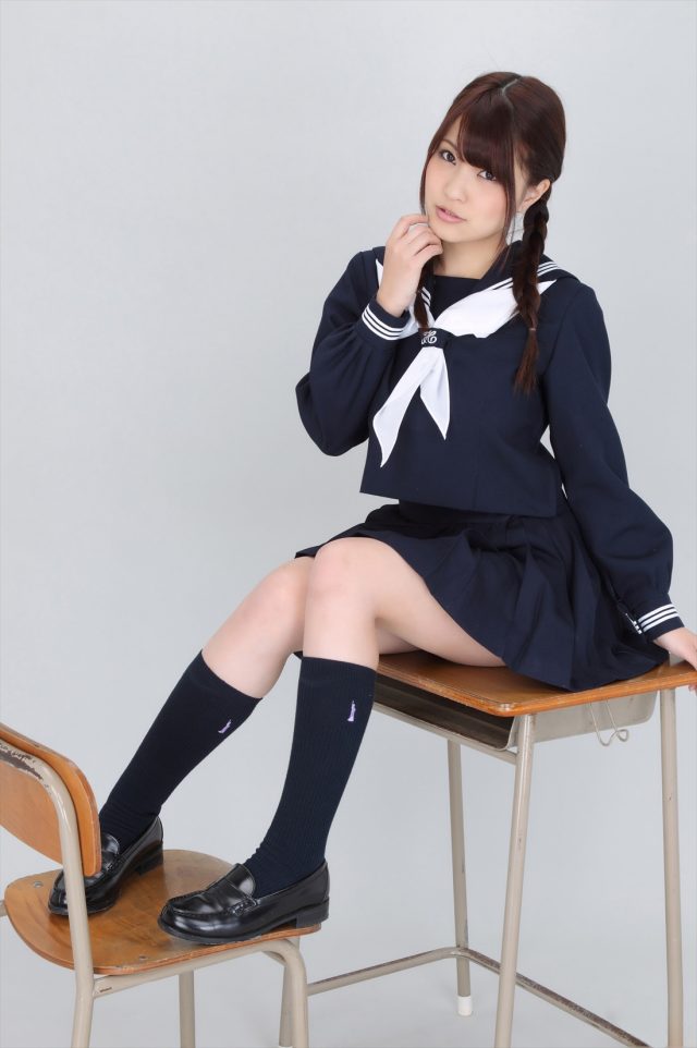 岸明日香 冬服セーラー服のコスプレ画像
