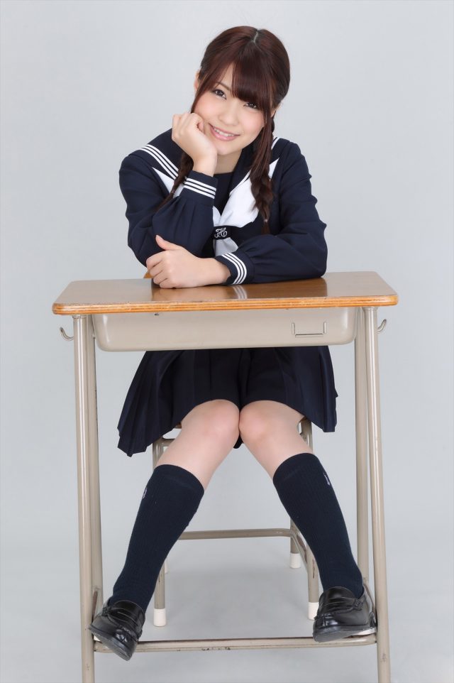 岸明日香 冬服セーラー服のコスプレ画像