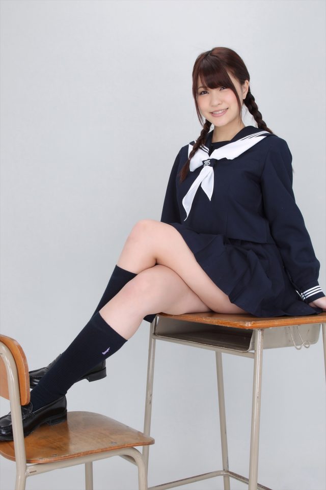 岸明日香 冬服セーラー服のコスプレ画像