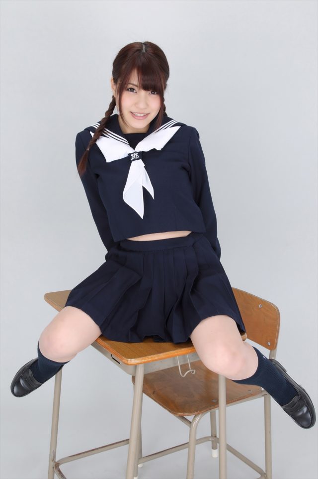 岸明日香 冬服セーラー服のコスプレ画像