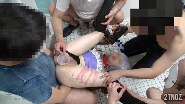 腐女子宅コスレイヤーがキモヲタの集団にザーメンたっぷり中出しされちゃう動画 画像